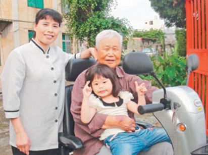九旬老翁第一次当爸爸把女儿当宝贝称要牵她进礼堂