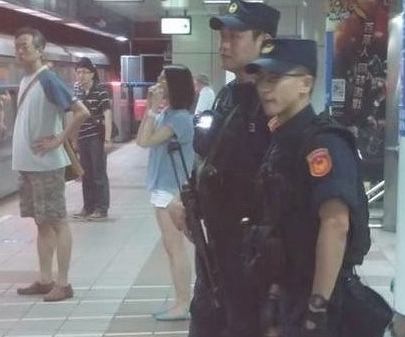 特警持冲锋枪地铁巡逻台大教授吁收枪找问题根源