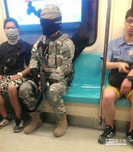 迷彩男持空气枪搭台北地铁被逮自称去玩游戏(图)