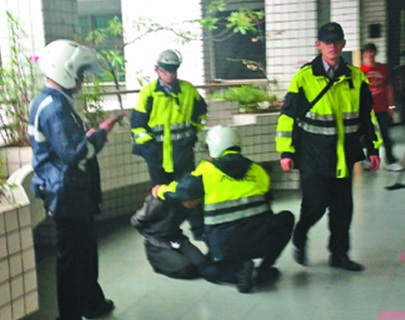 �����˫����ĸУ�������������ߵ��±��磨ͼ��