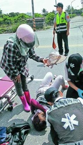 女子骑车晕眩倒地热心农妇脱帽遮阳获网友称赞