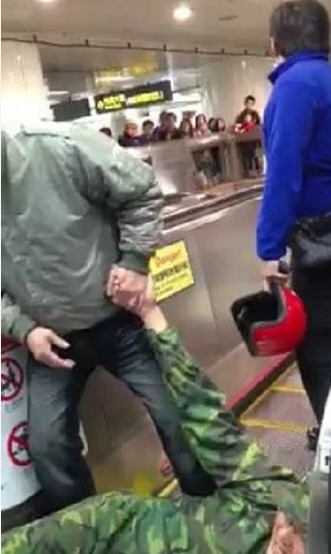 台军炮兵被战友踹下体地铁站内打滚哭喊:不回部队
