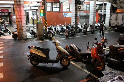 ���Ӿƺ���Ħ�г�����30���ɳ���ǰײ����ͼ��