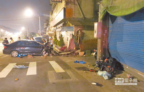 Ů�ӱ߿���������ײ��2��ѧ����ͼ��