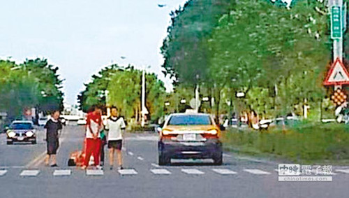 两初中女生放学目击车祸肉身挡车护伤者(组图)