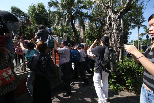 趁警察换班民众再闯台“立法院”阻自经区审查