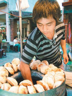 男子制创意胡椒饼顾客直呼“过瘾”