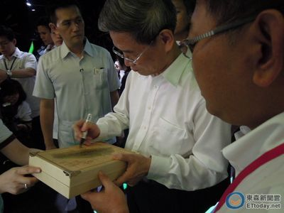 尝地道台湾凤梨酥张志军用闽南话表达好吃(图)