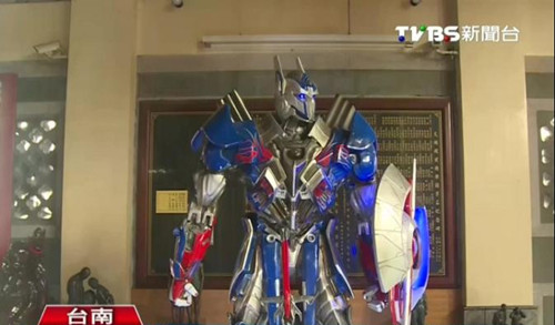 台南关帝庙摆擎天柱当关公另类门神(图)