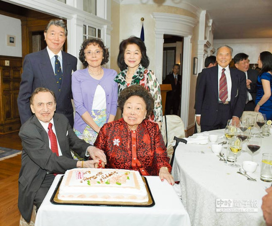 陈纳德遗孀陈香梅庆89岁生日神采奕奕合唱歌曲(图)