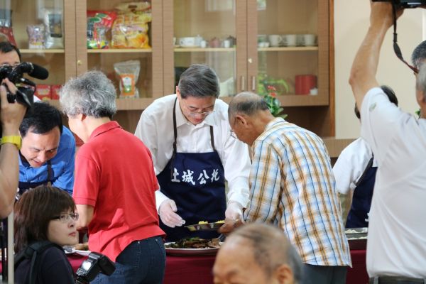 图:张志军访土城托老中心贴心为长者打菜