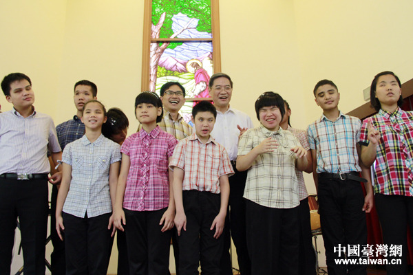张志军在台中惠明盲校与师生互动