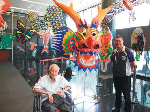 台湾风筝大师秀绝活4米“巨龙”重6公斤(图)