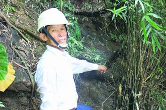除草赫见白骨工人淡定报警(图)