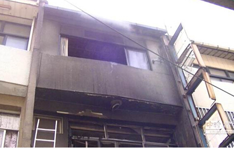 电视播放中突爆火花男子欲关电源反被烧死