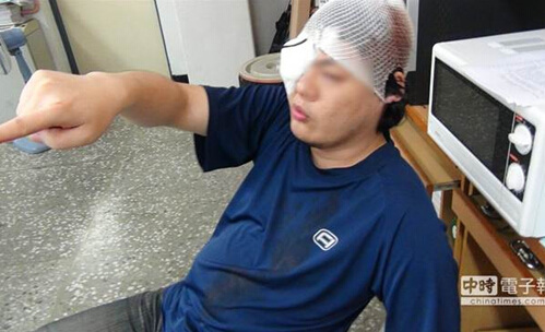 离职员工砸原雇主店门发泄不满双方扭打同进警局