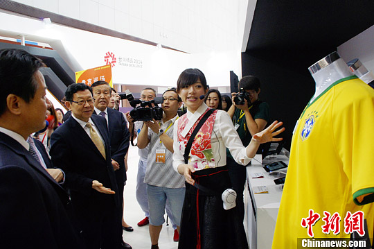 陈德铭、詹春柏参观台湾精品馆笑言两岸合组足球队