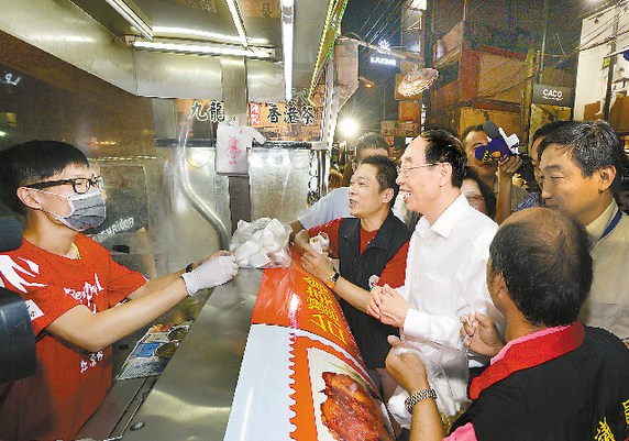 尤权走访台中逢甲夜市:台湾小吃,好呷!
