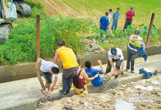 ��ƶ��������ٴ���ǽѹһ������һ�˿����֫