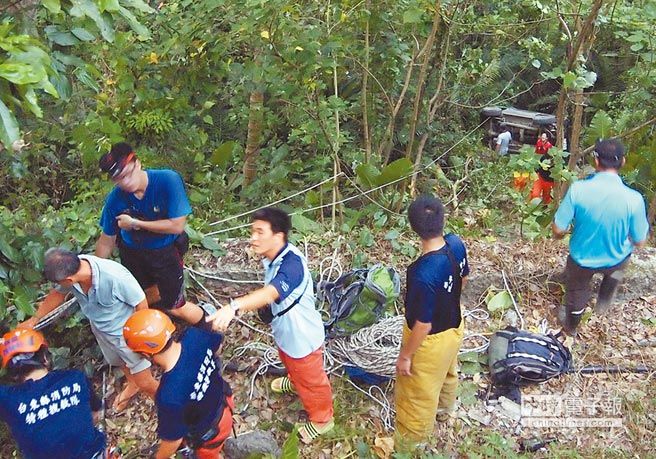 84岁老翁开车载中风儿子泡温泉车子坠谷(图)