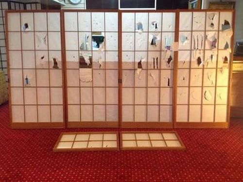 台湾游客在日本戳破纸门老板娘被气哭(图)