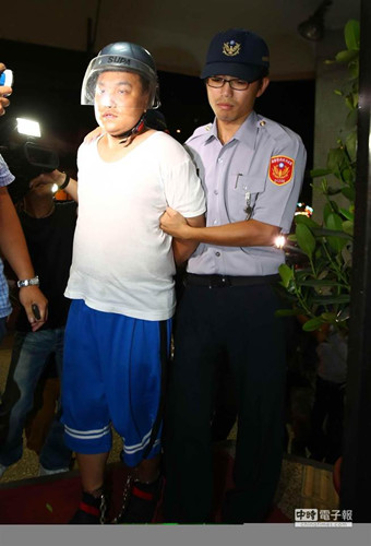 台湾一警察取缔违规摊贩被小贩刺数刀(图)