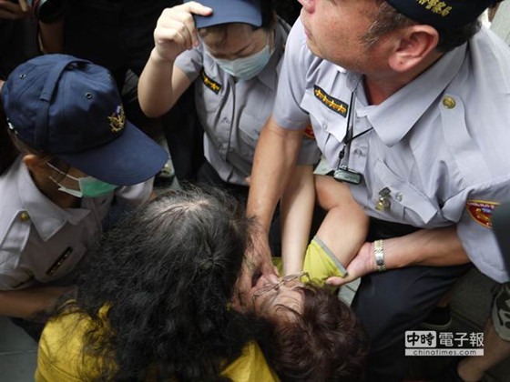 台湾空难死者母亲认尸遭阻当场咬舌抗议(图)