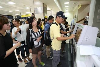 台湾发生严重空难媒体排长队急于采访(图)