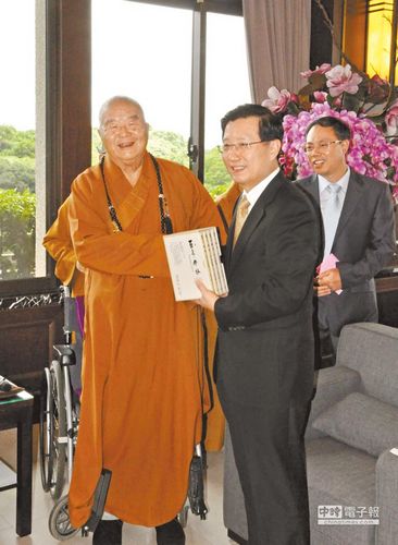 ǿ���÷��ɽ���ƴ�ʦ������ʾ����һ���ף�ͼ��