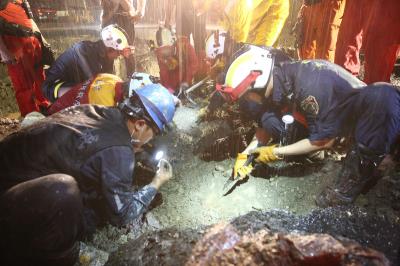 高雄气爆事故搜救人员发现一具罹难者遗体