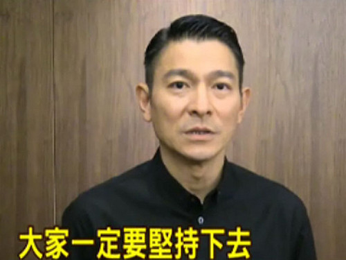 刘德华为高雄送暖打气手抄《心经》祈福(图)