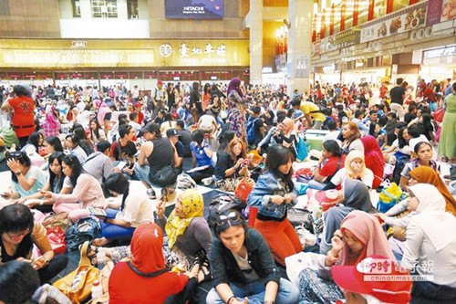 在台外籍劳工欢庆开斋节4万人涌台北车站(图)