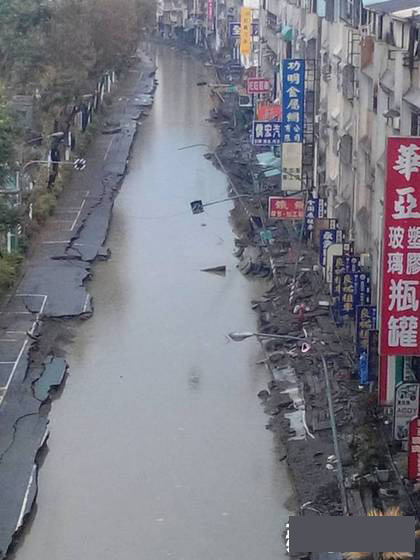 高雄气爆灾区受大雨侵袭道路淹成小河(图)