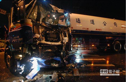 台湾高雄化学槽车车祸1死18伤(图)