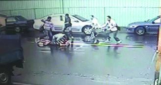 台湾男子因会车纠纷拒捕扭打中掏枪误杀自己(图)