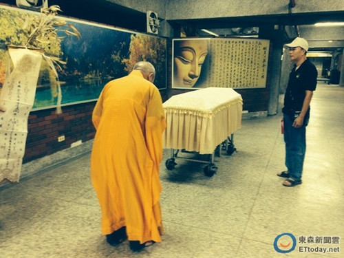 警察募款为跳楼者办后事当“孝子”捧骨灰(图)