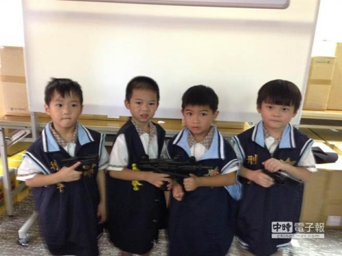 台湾萌宝体验当刑警乐得大呼“长大也要当警察”