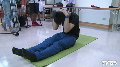 手抱头做仰卧起坐男子姿势不当险瘫痪