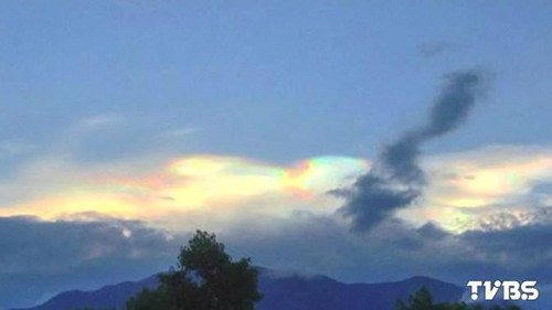 台湾出现七彩云朵民众抢拍(图)