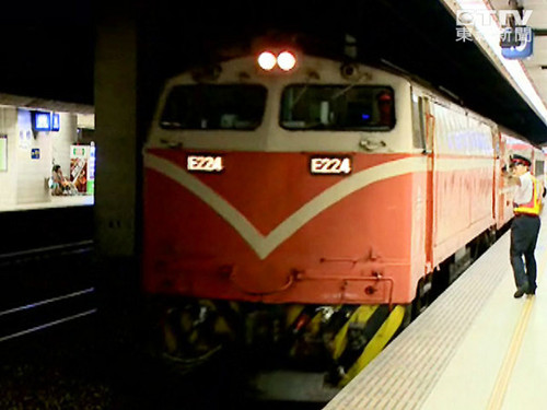 ̨��4�������ȹ�վ��ͣ�ÿͿյ�ɵ����ʻ��