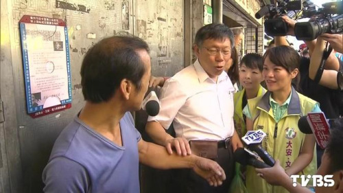 柯文哲拔桩深蓝票仓前往菜市场拉选票为摊贩触诊