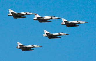 台军募兵新招7架幻影战机低空飞越新北市府