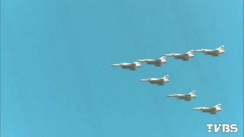 台军募兵出奇招:出动幻影战机充气娃娃跳舞