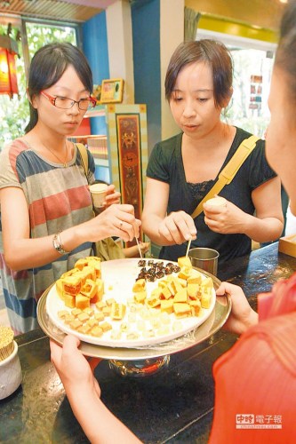 台媒:地沟油风暴大陆游客挺台湾渡过难关