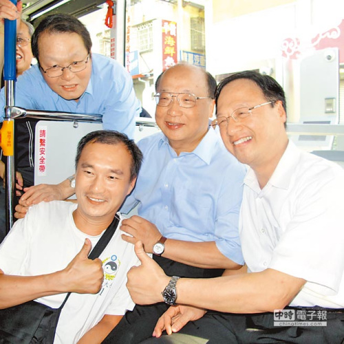 蓝营开除违纪参选人员江宜桦率队下乡助讲辅选