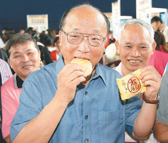 馊水油重创台中太阳饼业胡志强大口吃饼打气(图)