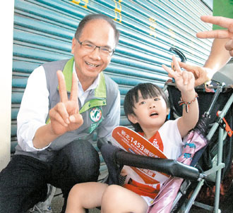 蔡英文为朱立伦竞选对手游锡堃喊票曾败给朱立伦