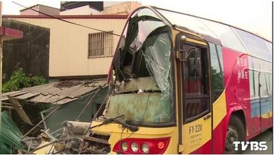 台客车疑煞车失灵撞民宅4人受伤送医(图)