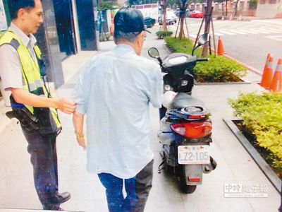台湾85岁老翁懒得走路偷摩托车代步(图)