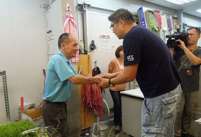 连胜文内湖花市拜票不忘买玫瑰花送妻子(图)